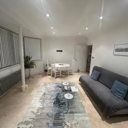 Lovely Entire 1 Bedroom Flat With Patio In Chiswick Superb Location
